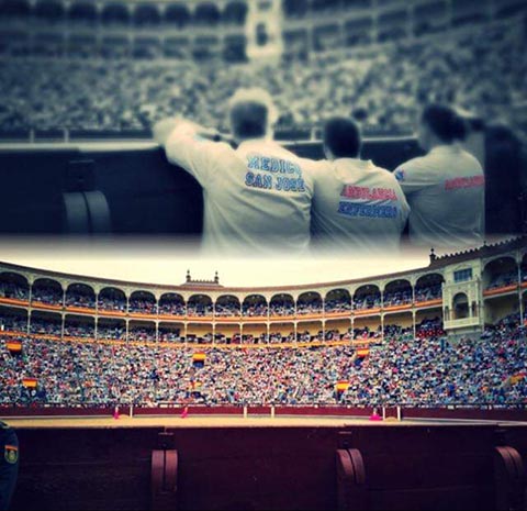 Medico, enfermero en burladero plaza de toros